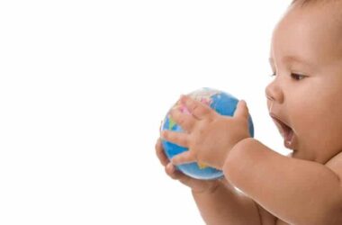 Image of A child who plays with the earth in his hand